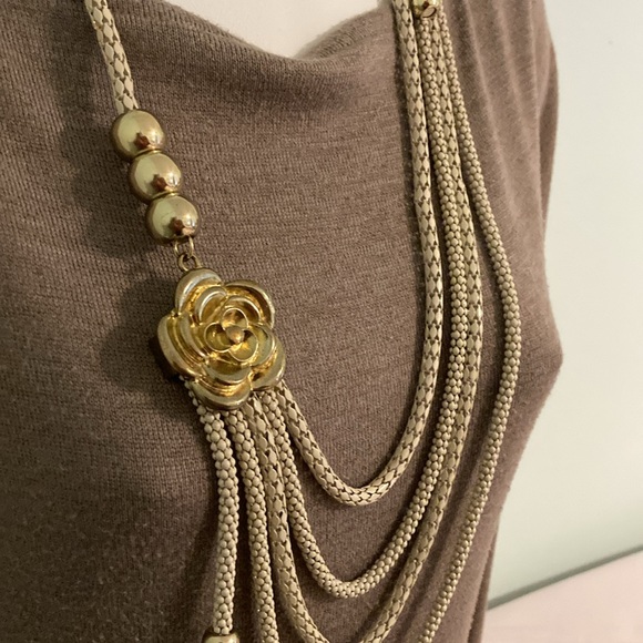 Chic Gold Rose Necklace - Picture 2 of 10